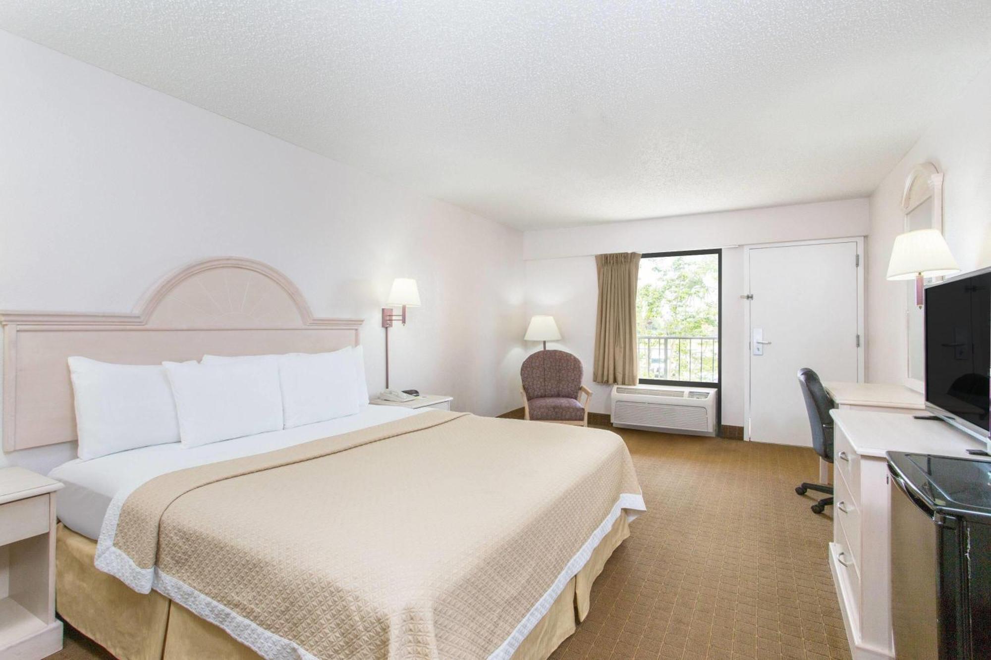 Days Inn & Suites By Wyndham Navarre - Near Beaches Hurlburt Exterior foto