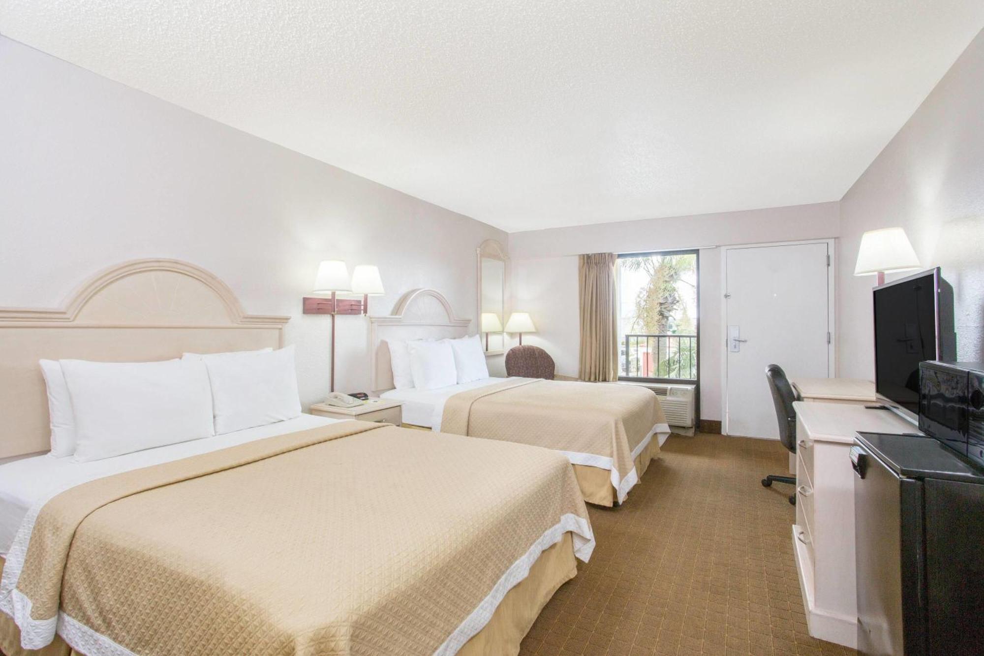 Days Inn & Suites By Wyndham Navarre - Near Beaches Hurlburt Exterior foto