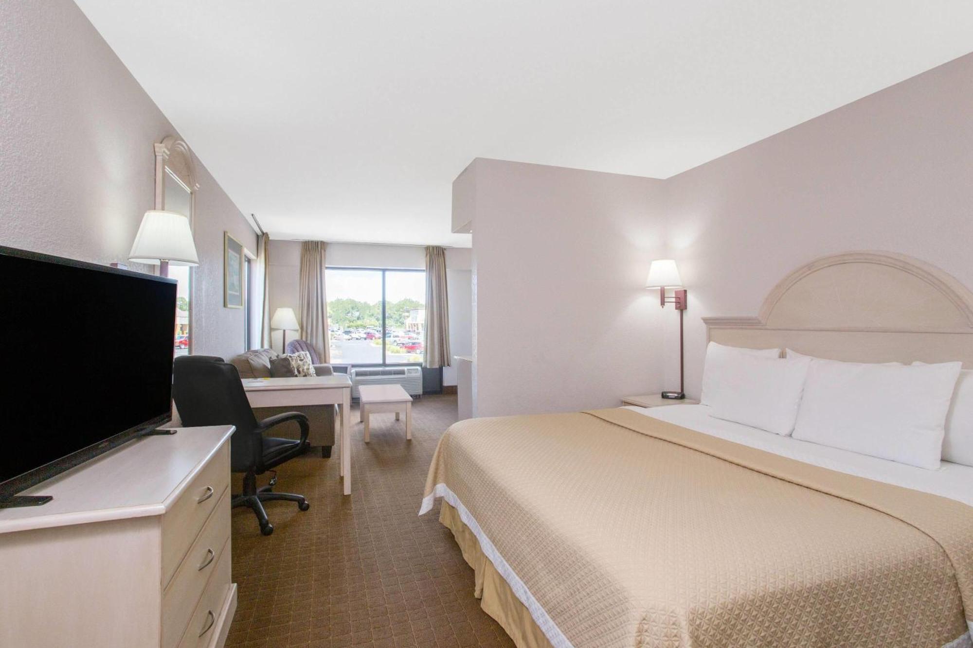Days Inn & Suites By Wyndham Navarre - Near Beaches Hurlburt Exterior foto