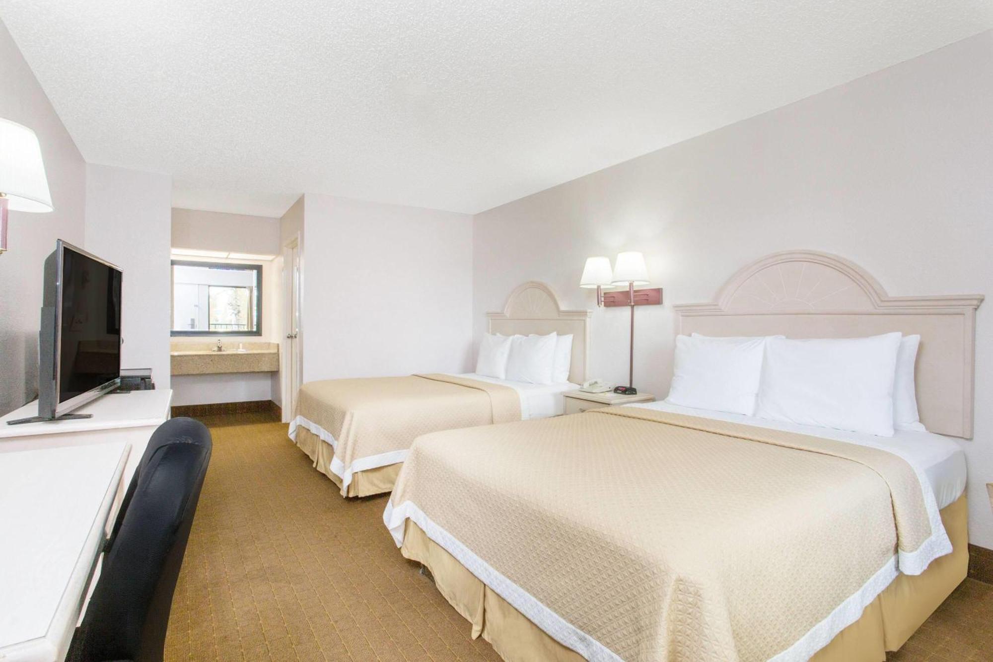 Days Inn & Suites By Wyndham Navarre - Near Beaches Hurlburt Exterior foto