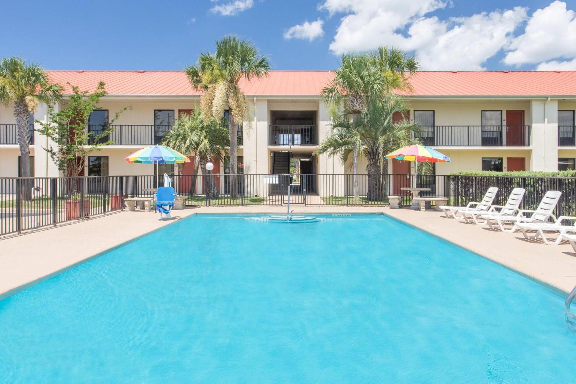 Days Inn & Suites By Wyndham Navarre - Near Beaches Hurlburt Exterior foto